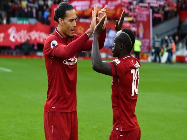 Liverpool bay trên đôi cánh Mane, Van Dijk