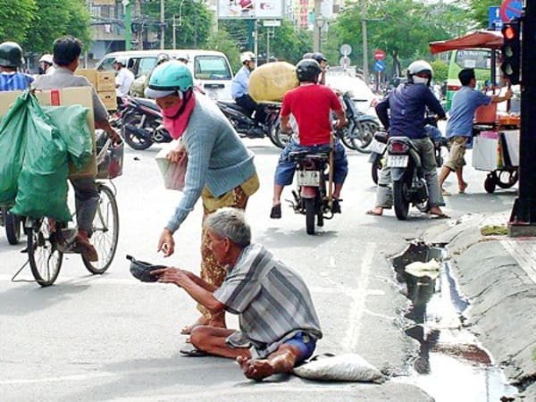 Gặp người ăn xin trên đường